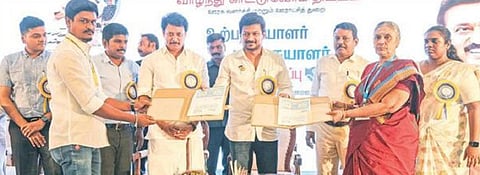 திருச்சியில் நேற்று நடைபெற்ற உற்பத்தியாளர்- சந்தையாளர் ஒருங்கிணைப்பு நிகழ்ச்சியில் தமிழக இளைஞர் நலன் மற்றும் விளையாட்டு மேம்பாட்டுத் துறை அமைச்சர் உதயநிதி ஸ்டாலின் முன்னிலையில் புரிந்துணர்வு ஒப்பந்தங்களை பரிமாறிக்கொண்ட உற்பத்தியாளர்- சந்தையாளர்கள். உடன் அமைச்சர் அன்பில் மகேஸ் பொய்யாமொழி உள்ளிட்டோர்.படம்: ர.செல்வமுத்துகுமார்