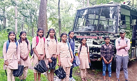 தேவர்சோலை செம்பக்கொல்லி கிராமத்தில் மாணவ, மாணவிகளை பள்ளிக்கு அழைத்துச் செல்லும் வனத்துறை வாகனம்.