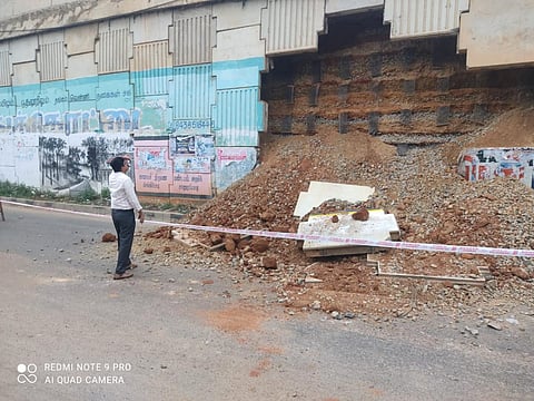 தஞ்சாவூர் - திருச்சி தேசிய நெடுஞ்சாலையில் சானூப்பட்டி மேம்பாலத்தில் சரிந்து விழுந்துள்ள பக்கவாட்டு சுவர்