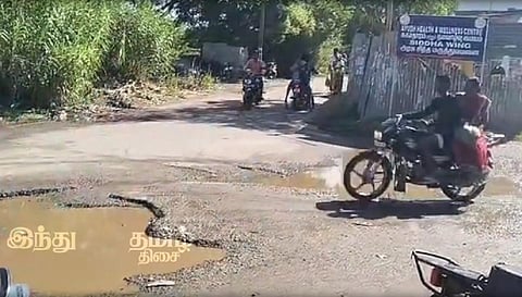 பாதாளச் சாக்கடைத் திட்டத்துக்காக தோண்டப்பட்டு குண்டும் குழியுமாக காட்சியளிக்கும் பொன்னேரி அரசு மருத்துவமனை சாலை