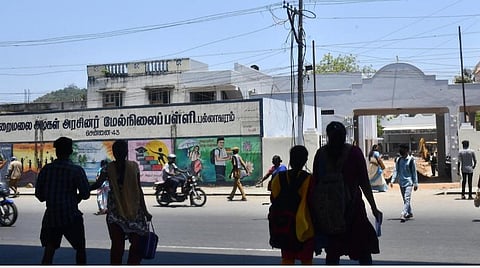 மாணவர் விடுப்பு எடுத்தால் பெற்றோர் செல்போனுக்கு குறுஞ்செய்தி - ‘கட்’ அடிக்கும் மாணவர்களுக்கு கடிவாளம்