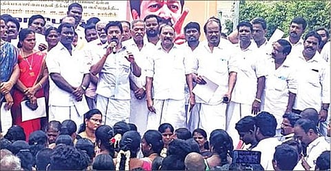 விழுப்புரத்தில் அதிமுக சார்பில் நடைபெற்ற கண்டன ஆர்ப்பாட்டத்தில் சி.வி.சண்முகம் எம்பி பேசுகிறார்.