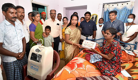 கிருஷ்ணகிரி அருகே அம்னேரி கிராமத்தில் சுவாச கோளாறால் பாதிக்கப்பட்ட சித்ராவிற்கு வீடு தேடி சென்று, ரூ.1 லட்சம் மதிப்பிலான ஆக்சிஜன் செறிவூட்டும் கருவி, மாதந்திர உதவித்தொகை பெற ஆணை மற்றும் இருசக்கர நாற்காலி உள்ளிட்டவற்றை கிருஷ்ணகிரி ஆட்சியர் கே.எம்.சரயு வழங்கினார்.