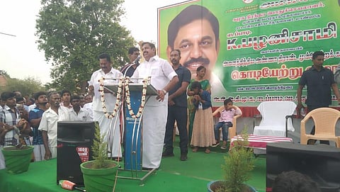 எடப்பாடி அடுத்த பக்கநாடு கிராமத்தில் கட்சிக்கொடியை ஏற்றி வைத்து, பொதுக்கூட்டத்தில் அதிமுக பொதுச்செயலாளர் பழனிசாமி பேசினார்