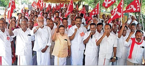 நில ஒருங்கிணைப்பு சட்டத்தை திரும்பப் பெற வலியுறுத்தி, தமிழ்நாடு விவசாயிகள் சங்கம் சார்பில் சென்னை எழும்பூர் ராஜரத்தினம் மைதானம் அருகே நேற்று போராட்டம் நடைபெற்றது. இதில் சங்கத் தலைவர்கள் சண்முகம், குணசேகரன், முன்னாள் நீதிபதி அரிபரந்தாமன் உள்ளிட்டோர் பங்கேற்றனர். படம்: ம.பிரபு