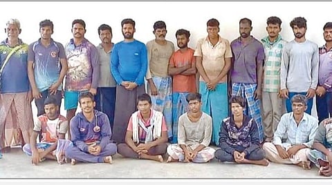 இலங்கை கடற்படையால் கைது செய்யப்பட்ட 22 தமிழக மீனவர்கள்.