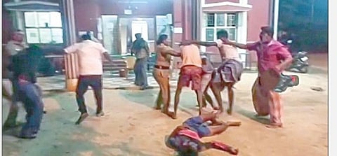 சேலம் மாவட்டம் ஆட்டையாம்பட்டி காவல் நிலையத்தில் முன் விரோதம் காரணமாக மோதிக்கொண்ட இரு தரப்பினர்.