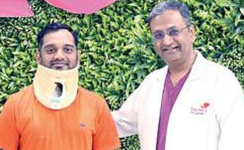 சிகிச்சை பெற்று குணமடைந்த கொல்கத்தா இளைஞருடன் டாக்டர் தர்.