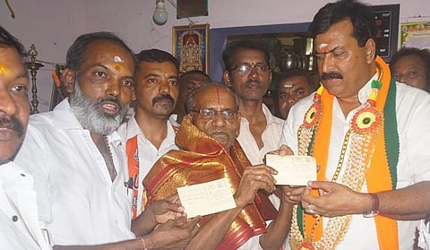 மத்திய அரசின் 9 ஆண்டு சாதனை விளக்க குறிப்புகளை மதுரையில் வீடு வீடாக வழங்கி ஆதரவு திரட்டினார் பாஜக தேசிய இணை ஒருங்கிணைப்பாளர் சுதாகர் ரெட்டி