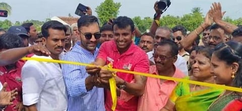 சேலம் மாவட்டம், சின்னப்பம்பட்டியில் கிரிக்கெட் வீரர் நடராஜன் உருவாக்கியுள்ள கிரிக்கெட் மைதானத்தை கிரிக்கெட் வீரர் தினேஷ் கார்த்திக் திறந்து வைத்தார்.
