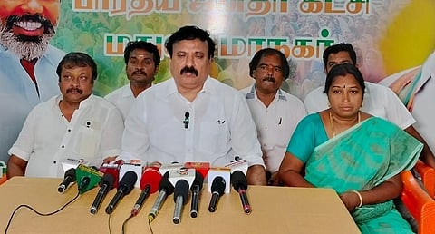 மதுரையில் செய்தியாளர்களுக்கு பேட்டியளிக்கிறார் பாஜக பொதுச் செயலாளர் ராம ஸ்ரீனிவாசன்.