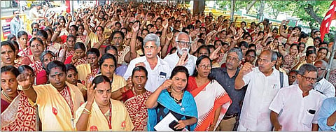 பணி நிரந்தரம் உள்ளிட்ட பல்வேறு கோரிக்கைகளை வலியுறுத்தி, சென்னை எழும்பூர், ராஜரத்தினம் மைதானம் அருகே தமிழ்நாடு ஆஷா பணியாளர்கள் நேற்று தர்ணா போராட்டத்தில் ஈடுபட்டனர்.படம்: ம.பிரபு