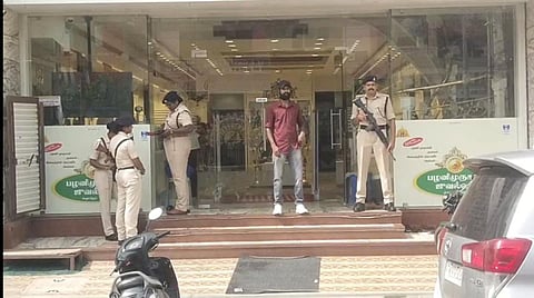 கரூர் நகைக்கடையில் 2வது நாளாக வருமான வரித் துறை சோதனை