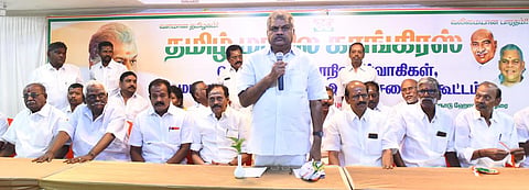 மதுரையில் இன்று தமிழ் மாநில காங்கிரஸ் கட்சியின் தென் மாவட்ட, மாநில நிர்வாகிகள் ஆலோசனைக் கூட்டத்தில் அக்கட்சியின மாநில தலைவர் ஜி.கே.வாசன் பங்கேற்று பேசினார். படம்: எஸ்.கிருஷ்ணமூர்த்தி.