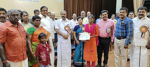காரைக்குடி அழகப்பா பல்கலைக்கழகத்தில் நடைபெற்ற விழாவில் நீட் தேர்வில் மாவட்ட அளவில் முதலிடம் பெற்ற அரசு பள்ளி மாணவி அன்னபூர்ணிக்கு ரூ.1 லட்சம் வழங்கிய அமைச்சர் கே.ஆர்.பெரியகருப்பன். உடன் முன்னாள் மத்திய அமைச்சர் ப.சிதம்பரம், மாவட்ட ஆட்சியர் ஆஷாஅஜித்.