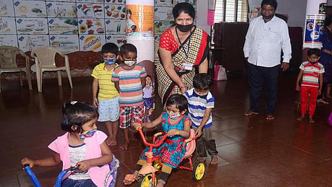 தமிழகத்தில் அங்கன்வாடி மையங்களின் எண்ணிக்கையை குறைக்க திட்டம் - மறுபரிசீலனை செய்ய ஊழியர் சங்கம் வலியுறுத்தல்