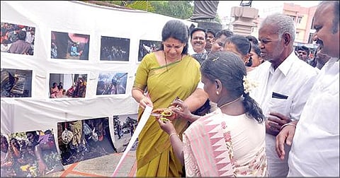 இந்திய மாதர் தேசிய சம்மேளனத்தின் 70-ம் ஆண்டு விழா சென்னை தேனாம்பேட்டையில் நடைபெற்றது. இதில் புகைப்படக் கண்காட்சியை கனிமொழி எம்.பி. தொடங்கி வைத்தார். உடன் இந்திய கம்யூனிஸ்ட் கட்சியின் மூத்த தலைவர் ஆர்.நல்லகண்ணு, த.வேலு எம்எல்ஏ உள்ளிட்டோர்.படம்: எஸ்.சத்தியசீலன்