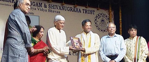 சென்னை பாரதிய வித்யா பவனில் நடந்த விழாவில், பாபநாசம் ருக்மிணி ரமணி எழுதிய ‘சகல தேவதாப்ரியா - 72 மேளகர்த்தா கிருதிகள்’ எனும் நூலை மேற்கு வங்க முன்னாள் ஆளுநர் கோபாலகிருஷ்ண காந்தி வெளியிட, கர்னாடக இசை பாடகர் நெய்வேலி சந்தானகோபாலன் பெற்றுக்கொண்டார். அருகில் ருக்மிணி ரமணி, பாரதிய வித்யா பவன் தலைவர் என்.ரவி, இயக்குநர் கே.என்.ராமசாமி, பாபநாசம் அசோக் ரமணி ஆகியோர்.
