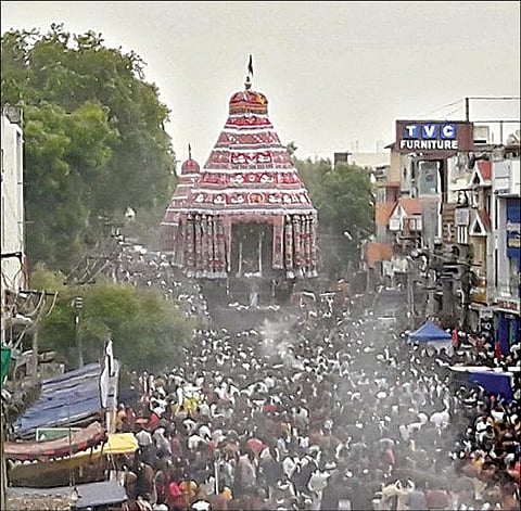 சிதம்பரம் நடராஜர் கோயிலில் ஆனித் திருமஞ்சன தரிசன விழாவையொட்டி தேரோட்டம் நடைபெற்றது.