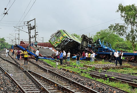 மேற்கு வங்க மாநிலம் பங்க்குரா நகரில், இரண்டு சரக்கு ரயில்கள் நேற்று காலை மோதிக் கொண்டதில் ரயில் இன்ஜின் மற்றும் 12 பெட்டிகள் சேதமடைந்தன. படம்: பிடிஐ