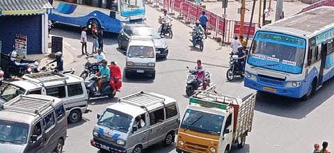 நாமக்கல் பேருந்து நிலைய நுழைவுப் பகுதியில் உள்ள சந்திப்பில் வாகனப் போக்குவரத்து நெரிசல் காணப்படுகிறது. படம்: கி.பார்த்திபன்