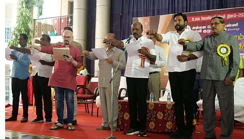 உறுதி மொழி எடுத்துக் கொண்ட அமைச்சர்