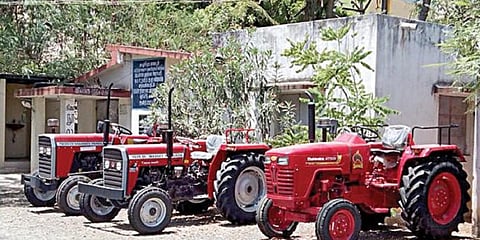 ஊராட்சி அலுவகத்தில் நிறுத்தி வைக்கப்பட்டுள்ள டிராக்டர்கள்