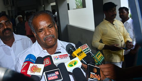 மதுரை மாநகராட்சி கூட்ட அரங்கில் இருந்து வெளியே வந்து செய்தியாளர்களிடம் பேசும் மதிமுக எம்எல்ஏ பூமிநாதன்