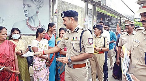 போதைப் பொருட்கள் ஒழிப்பு குறித்த விழிப்புணர்வு நிகழ்ச்சி சென்னை அண்ணா நகர் வளைவு அருகே நேற்று நடந்தது. பேருந்து நிறுத்தத்தில் காத்திருந்த பயணிகள், பொதுமக்களிடம் விழிப்புணர்வு துண்டு பிரசுரங்களை மதுவிலக்கு அமலாக்கப் பிரிவு கூடுதல் டிஜிபி மகேஷ்குமார் அகர்வால் வழங்கினார். உடன் ஐ.ஜி. ராதிகா, காவல் கண்காணிப்பாளர் செந்தில்குமார் உள்ளிட்டோர்.