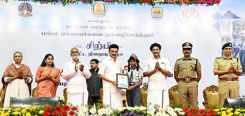 சென்னை பெருநகர காவல் துறை சார்பில் செயல்படுத்தப்பட்ட ‘சிற்பி’ திட்டத்தின் நிறைவு விழா நேரு உள்விளையாட்டு அரங்கில் நேற்று நடந்தது. இத்திட்டத்தில் பயிற்சி முடித்த மாணவ, மாணவிகளுக்கு முதல்வர் ஸ்டாலின் சான்றிதழ் வழங்கி பாராட்டினார். உடன் அமைச்சர்கள் சேகர்பாபு, அன்பில் மகேஸ், மேயர் பிரியா, உள்துறை செயலர் அமுதா, டிஜிபி சைலேந்திர பாபு, சென்னை காவல் ஆணையர் சங்கர் ஜிவால் ஆகியோர்.
