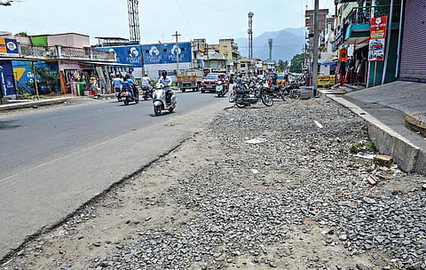 சேலத்தில் இருந்து ஏற்காடு செல்லும் சாலையில் உள்ள கோரிமேடு- அடிவாரம் சாலையில் நடைபெற்று வரும் விரிவாக்கப் பணியால் குறுகிவிட்ட சாலை | படம்: எஸ்.குரு பிரசாத்