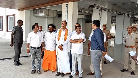 பெரியார் பேருந்து நிலையத்தில் ஆய்வு மேற்கொண்ட மத்திய இணை அமைச்சர் நாராயணசுவாமி.