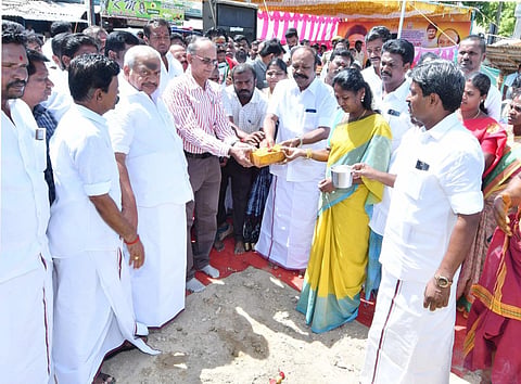 மானாமதுரை சோனையா கோயில் அருகே ரூ.9.97 கோடியில் சுத்திகரிப்பு நிலையம் அமைப்பதற்கான பூமிபூஜையில் பங்கேற்ற அமைச்சர் கே.ஆர்.பெரியகருப்பன். உடன் எம்எல்ஏ தமிழரசி, நகராட்சித் தலைவர் மாரியப்பன் கென்னடி.