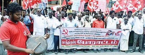 வேலூர் மாவட்ட ஆட்சியர் அலுவலகம் எதிரே நேற்று காத்திருப்பு போராட்டத்தில் ஈடுபட்ட மார்க்சிஸ்ட் கம்யூனிஸ்ட் கட்சி மற்றும் தமிழ்நாடு தீண்டாமை ஒழிப்பு முன்னணியினர். படம்: வி.எம்.மணிநாதன்.