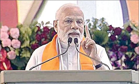 போபால் கூட்டத்தில் பேசும் பிரதமர் நரேந்திர மோடி.