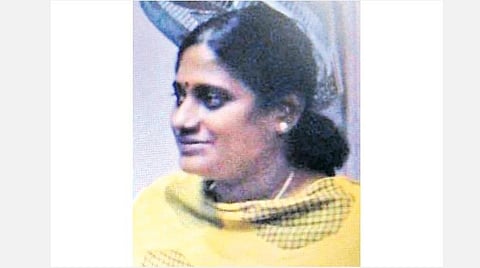 சென்னையில் அரசு நிலங்களை தனியாருக்கு பதிவு செய்த விவகாரத்தில் மாவட்ட பதிவாளர் சிவப்பிரியா நிரந்தர பணி நீக்கம்
