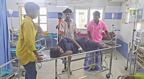 உதவியாளர்கள் இல்லாததால், ஓசூர் அரசு தலைமை மருத்துவமனையில் நோயாளியை, ‘ஸ்ட்ரெச்சரில்’ படுக்க வைத்து அழைத்துச் செல்லும் உறவினர்கள்.