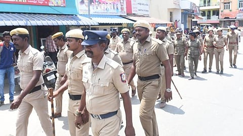 வாரம் ஒருமுறை மக்களை சந்தித்து குறைகளை கேட்க வேண்டும் - காவல் அதிகாரிகளுக்கு அரசு உத்தரவு