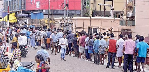 டாஸ்மாக் கடை வளாகம், தெருக்கள், நடைபாதைகளை ஆக்கிரமித்த பொதுவெளி ‘குடி’மகன்களால் இடையூறு