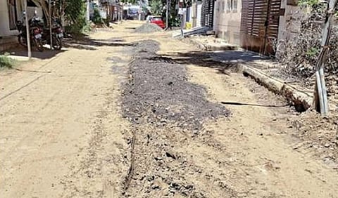 போரூர் சுப நகர் விரிவு பகுதியில் பாதாள சாக்கடை அமைப்பதற்காக பள்ளம் தோண்டப்பட்ட நிலையில் 2 வாரங்களுக்கு மேலாக உருக்குலைந்த நிலையில் காணப்படும் சாலை.படம்: செ.ஆனந்த விநாயகம்