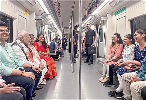 டெல்லி பல்கலைக்கழக நூற்றாண்டு விழாவில் பங்கேற்க நேற்று மெட்ரோ ரயிலில் பிரதமர் மோடி பயணம் செய்தார். அப்போது மாணவ, மாணவிகளுடன் அவர் கலந்துரையாடினார். படம்: பிடிஐ