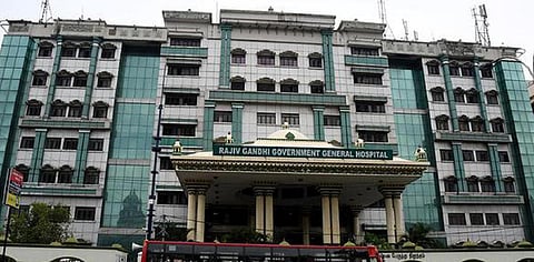 ஒன்றரை வயது குழந்தையின் வலது கை பாதிப்பு: சென்னை ராஜீவ் காந்தி அரசு மருத்துவமனை கவனக் குறைவு?