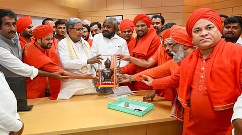 கர்நாடகாவில் மதமாற்ற தடை சட்டத்தை ரத்து செய்ய எதிர்ப்பு - முதல்வரை சந்திக்க மடாதிபதிகள் முடிவு