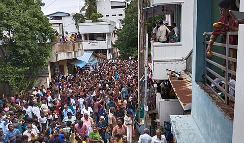 மாங்கனிகளை பக்தி பரவசத்துடன் வீசும் பக்தர்கள்