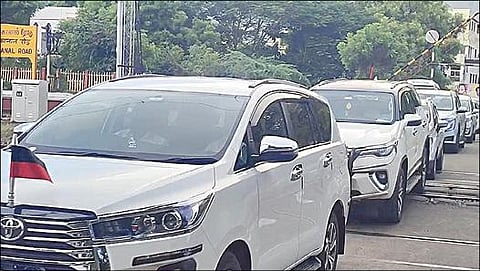 கொடைரோடு- அம்மாபட்டி ரயில்வே கேட்டை கடந்து சென்ற திமுக எம்எல்ஏ, எம்.பி. மற்றும் நிர்வாகிகளின் வாகனங்கள்.