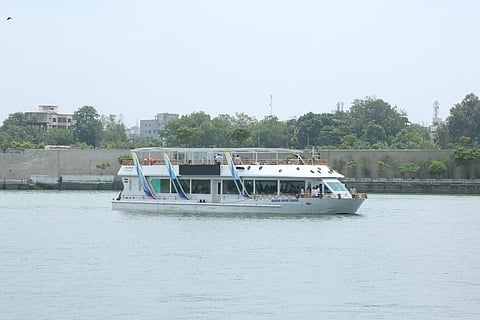 ‘அக்ஷர் ரிவர் குரூஸ்’ படகு