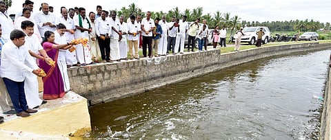 கிருஷ்ணகிரி அணையில் இருந்து முதல்போக பாசனத்துக்கு தண்ணீரை திறந்து வைத்து ஆட்சியர் கே.எம்.சரயு, எம்பி செல்லகுமார், எம்எல்ஏ மதியழகன் ஆகியோர் மலர் தூவினர்.
