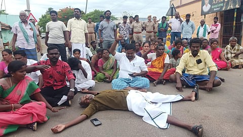 மதுரை அருகே மீண்டும் இரு தரப்புக்குள் மோதல்? - மாடு மேய்க்கச் சென்ற இளைஞர் மீது 4 பேர் கும்பல் தாக்குதல்