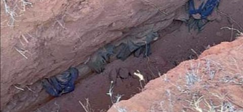 முல்லைத்தீவு கொக்கிளாய் பகுதியில் குடிநீர் குழாய்ப் பதிப்பதற்காக தோண்டிய கால்வாய்க்குள் காணப்படும் போராளிகளின் ஆடைகள்