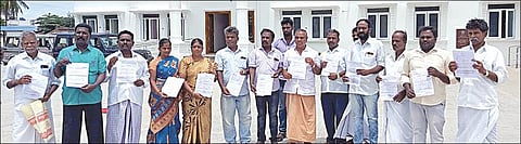 திருப்பத்தூர் மாவட்ட காவல் கண்காணிப்பாளர் அலுவலகத்தில், அரசு வேலை வாங்கி தருவதாக கூறி ரூ.16 லட்சம் மோசடி செய்ததாக முன்னாள் அமைச்சர் உட்பட 5 பேர் மீது புகார் அளிக்க வந்த பொதுமக்கள்.